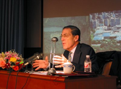 美国大都会博物馆馆长在故宫博物院作有关博物