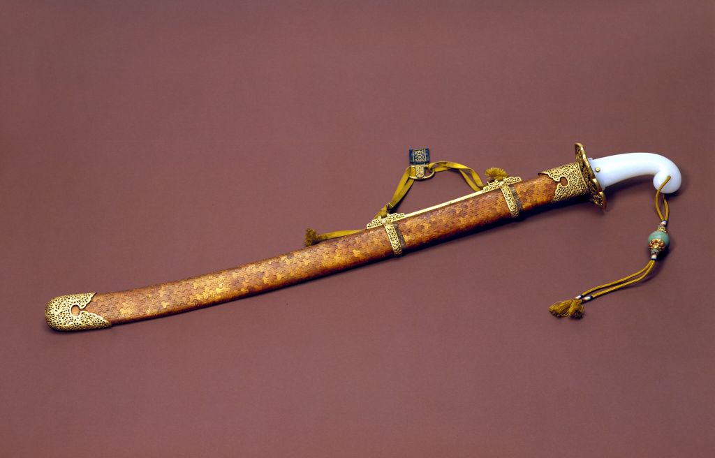 【玉柄金桃皮鞘寒锋腰刀】