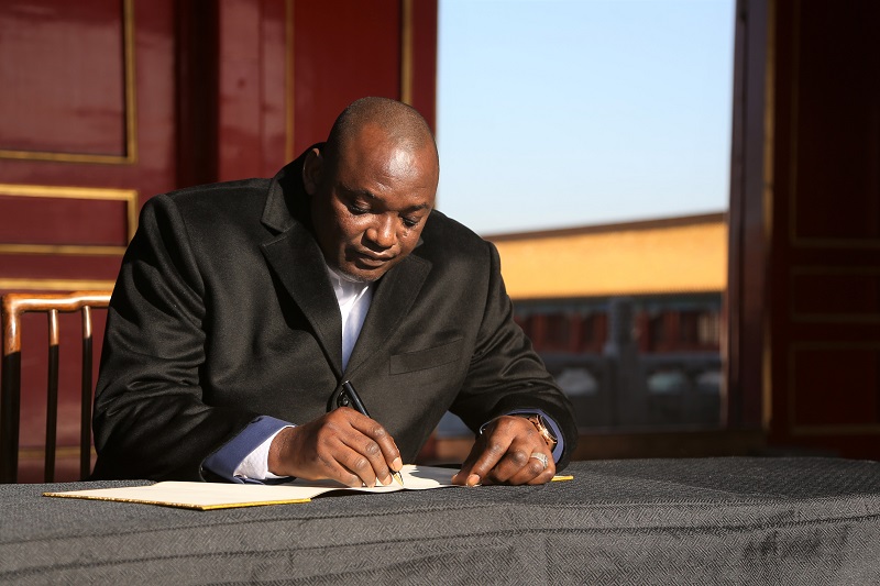 冈比亚总统阿达马巴罗参观故宫