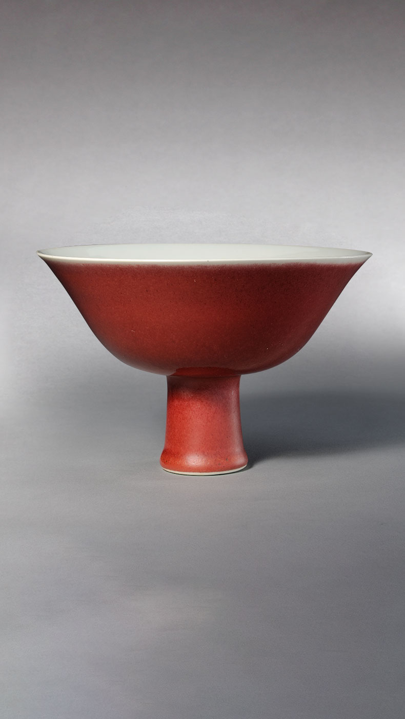 自元代起,景德镇窑便尝试烧造鲜亮的红色瓷器.