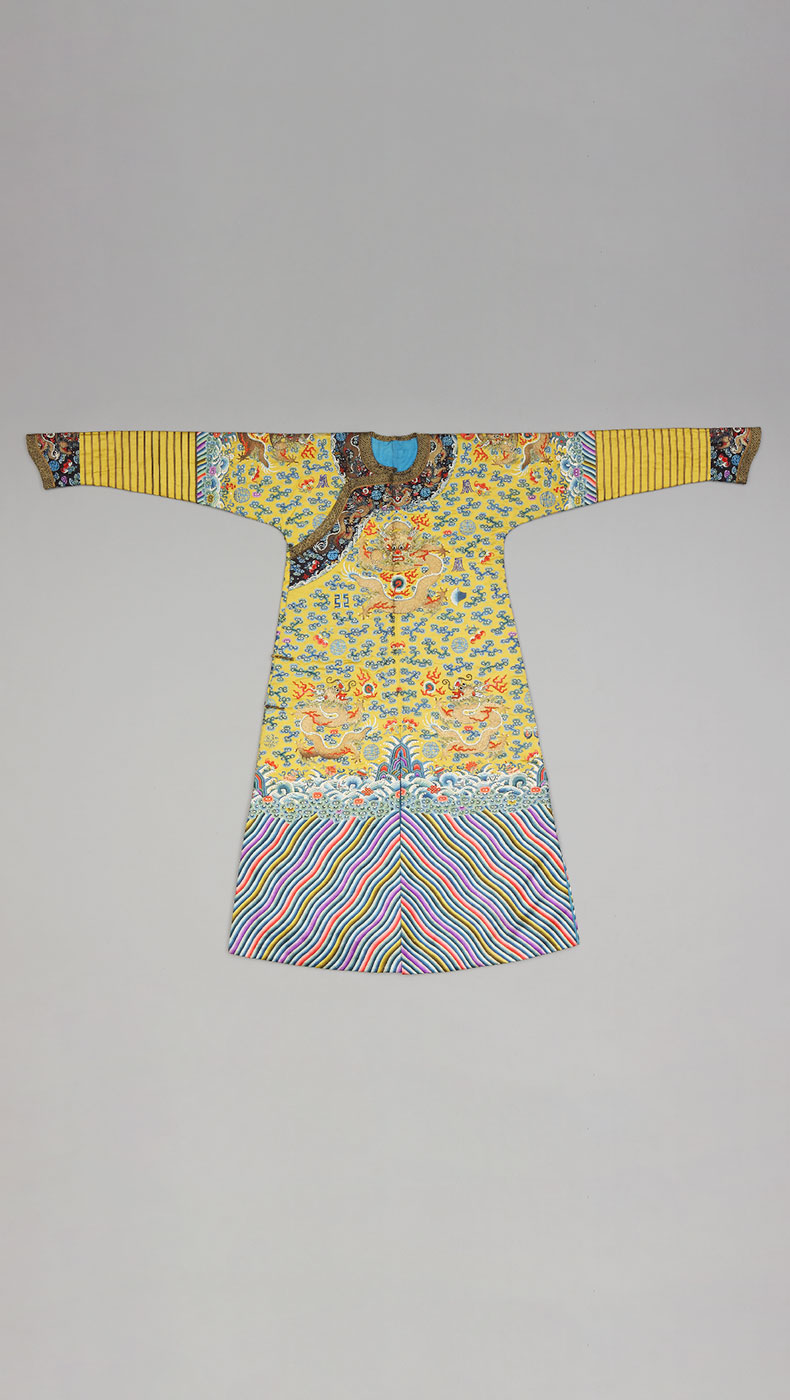 清雍正 明黄色缎绣彩云金龙纹男棉龙袍