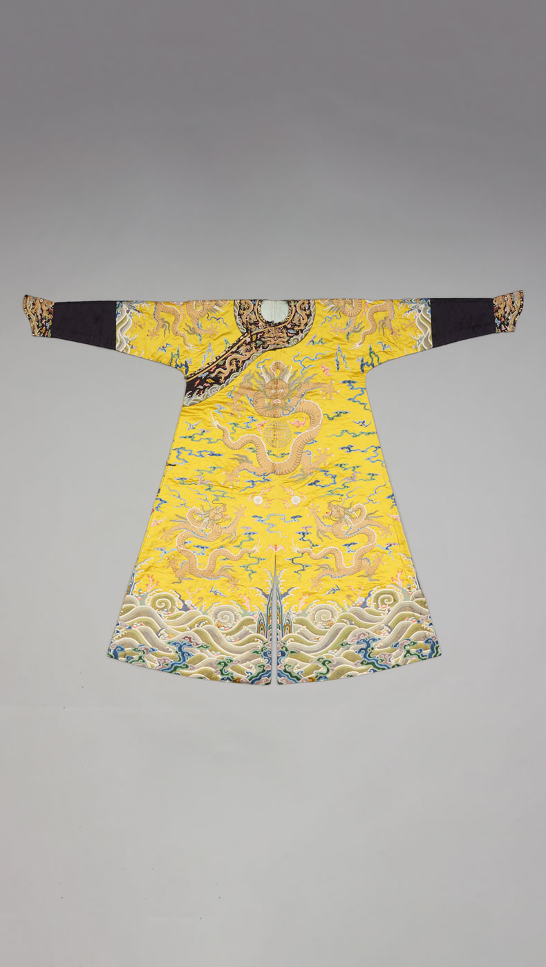 清雍正 明黄色缎绣彩云蝠金龙纹男棉龙袍