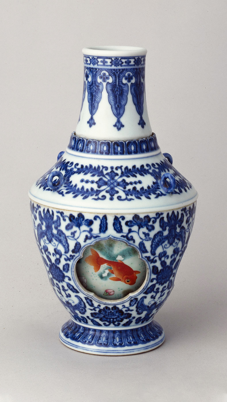 清乾隆 乾隆款青花四系粉彩鱼草纹转心瓶