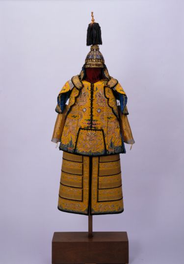 康熙明黄缎绣平金龙云纹大阅甲