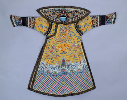 明黄缂丝彩云金龙纹女绵朝袍