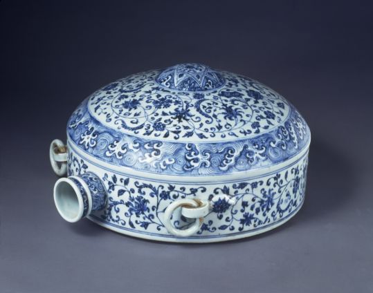 中国美術 青花 纏枝蓮花紋 双耳 瓶 高21cm(LC285) 大清乾隆青花缠枝莲如意云肩赏瓶– [临渊阁]天地一家春