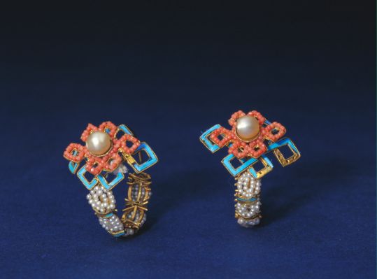 金嵌珠宝点翠盘长式耳环