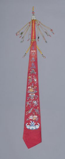 大红色缎绣花卉彩帨