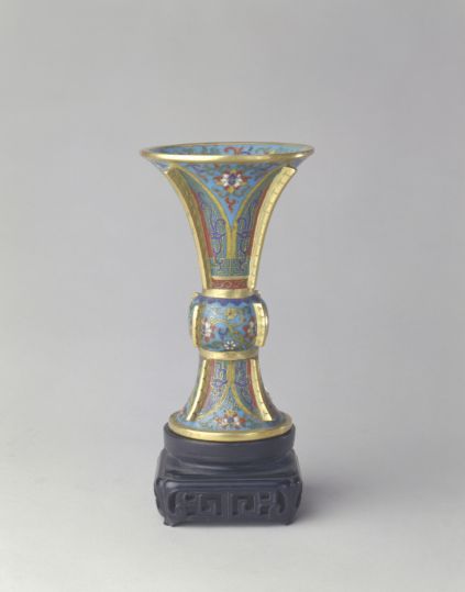 乾隆款掐丝珐琅蕉叶纹出戟花觚