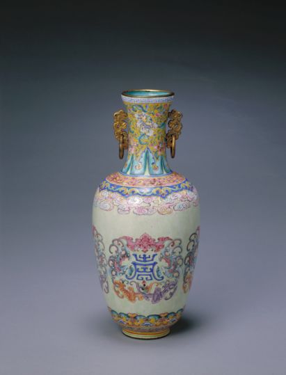 乾隆款画珐琅五福捧寿纹夔耳活环瓶