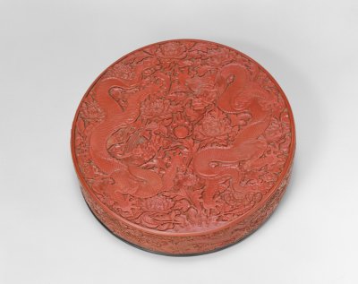 剔红双龙牡丹纹圆盒