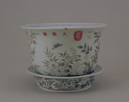 白地墨彩花卉纹带盆、奁