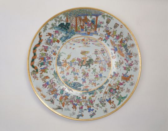 粉彩岁朝婴戏果盘