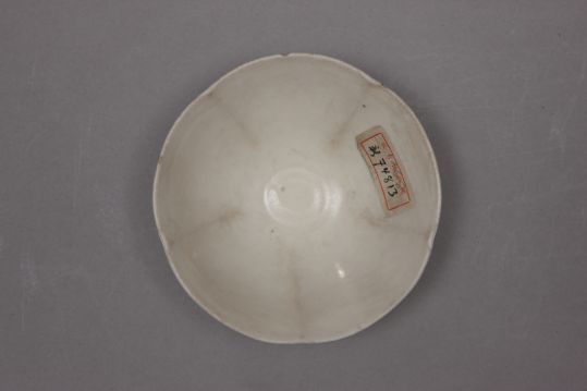 定窑白釉花口碗