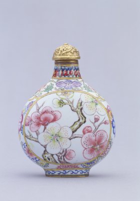 康熙款画珐琅梅花图鼻烟壶