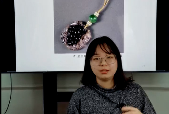 皇后身上的珍珠