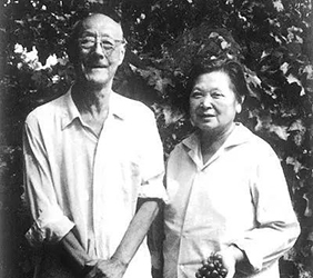 1978年张伯驹夫妇在长春参观果园后合影